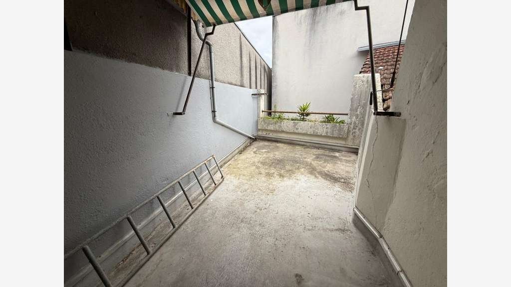 AV entrepôts aménagés 200m² en centre de Lourdes