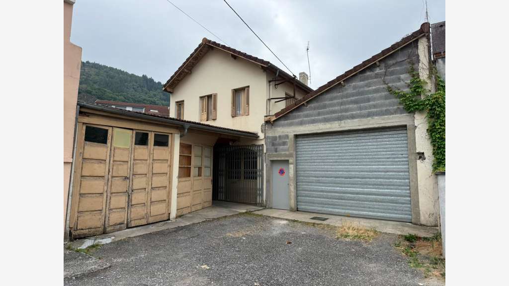AV entrepôts aménagés 200m² en centre de Lourdes