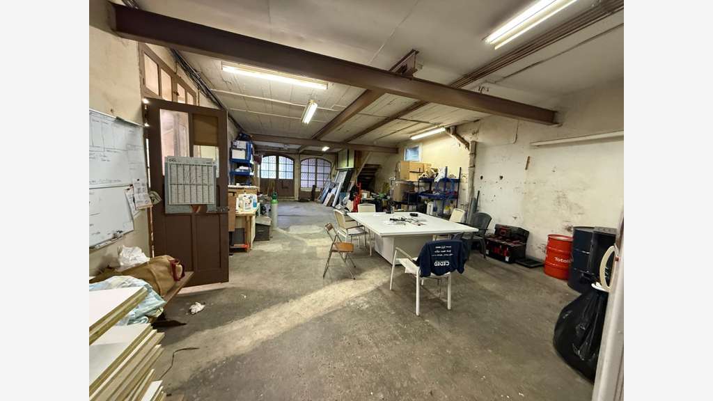 AV entrepôts aménagés 200m² en centre de Lourdes