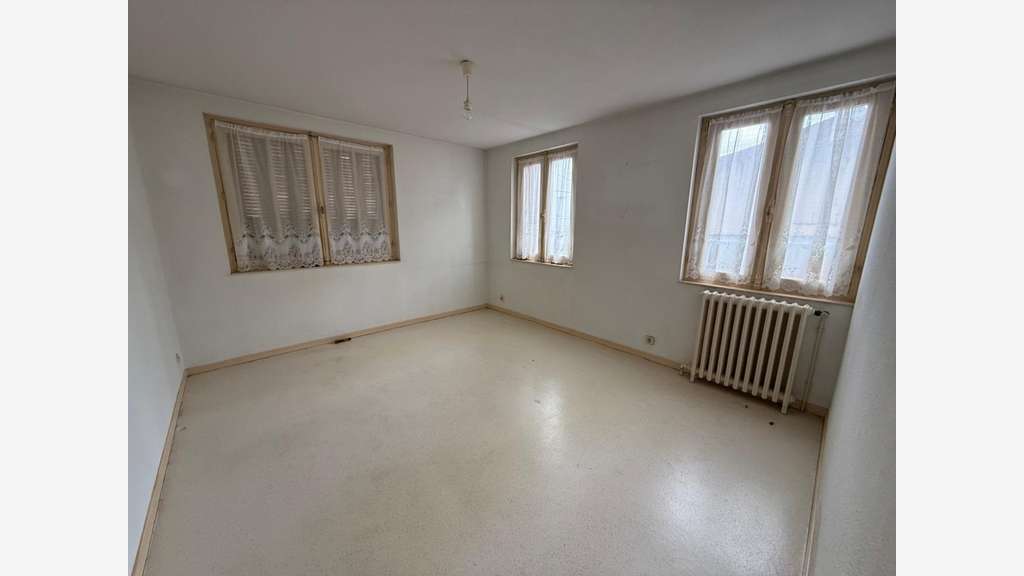 AV entrepôts aménagés 200m² en centre de Lourdes