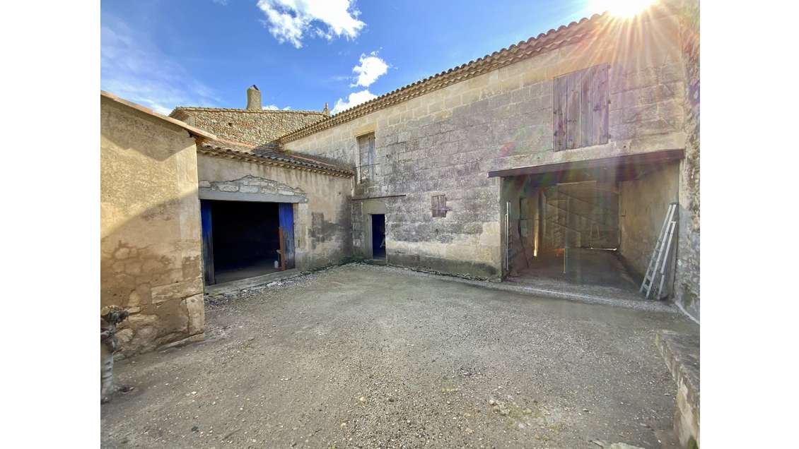 Grange avec cour à vendre à Manduel centre