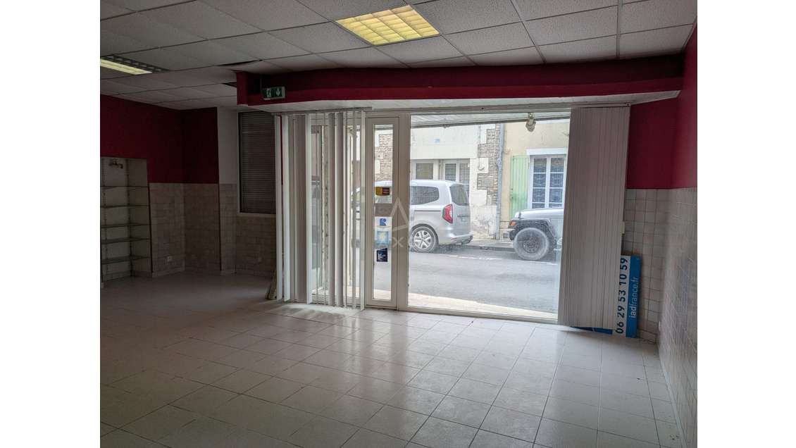 AV petit immeuble sur deux niveaux à Matha 