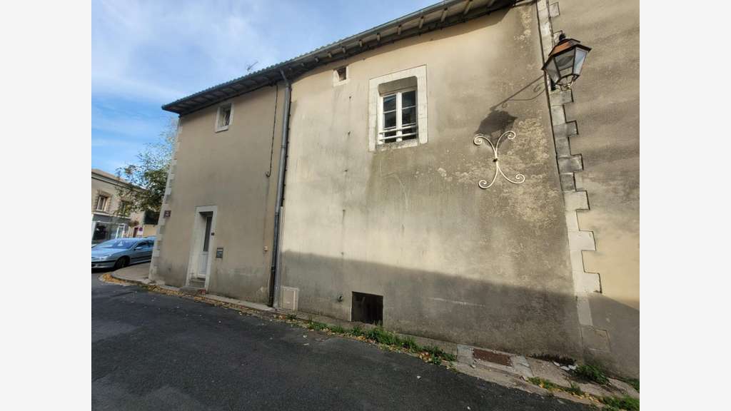 Vente immeuble 120m² en centre ville de Mirebeau