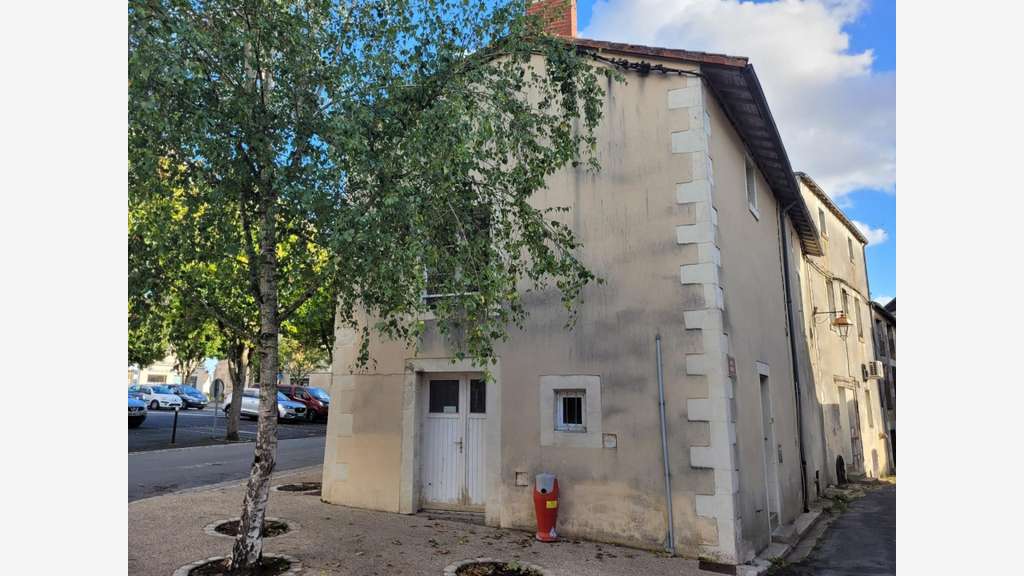 Vente immeuble 120m² en centre ville de Mirebeau