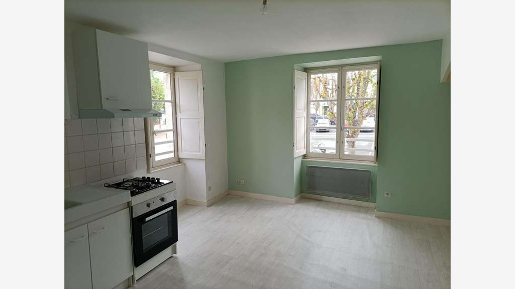 Vente immeuble 120m² en centre ville de Mirebeau