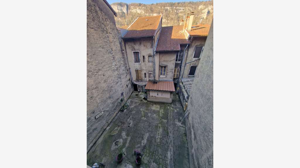 Vente ensemble immo de 500m² à rénover à Nantua