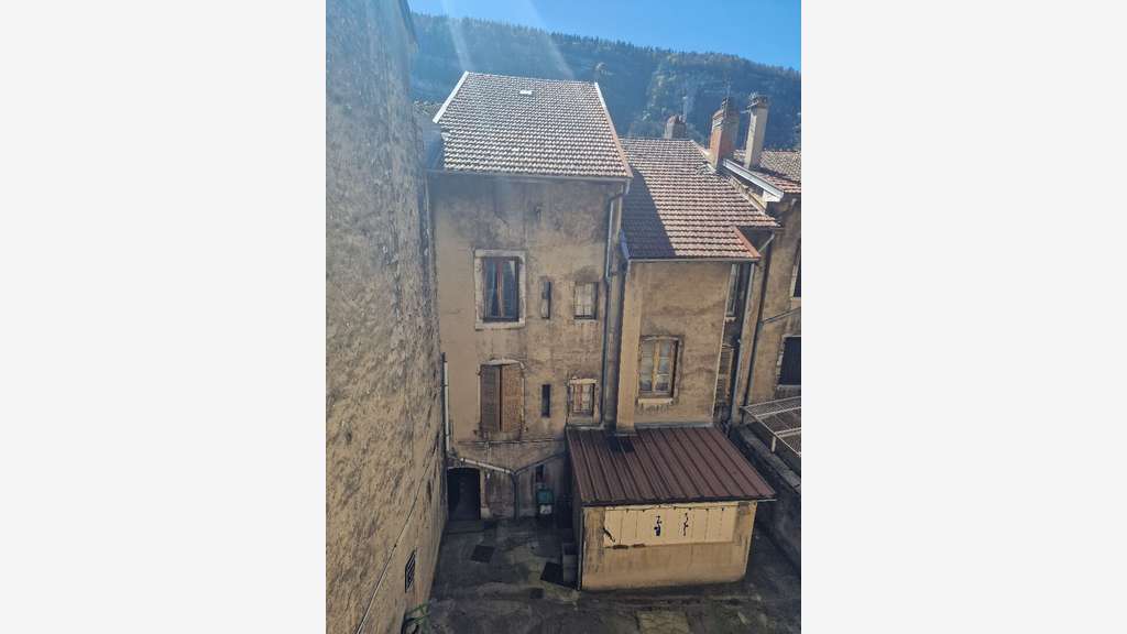 Vente ensemble immo de 500m² à rénover à Nantua