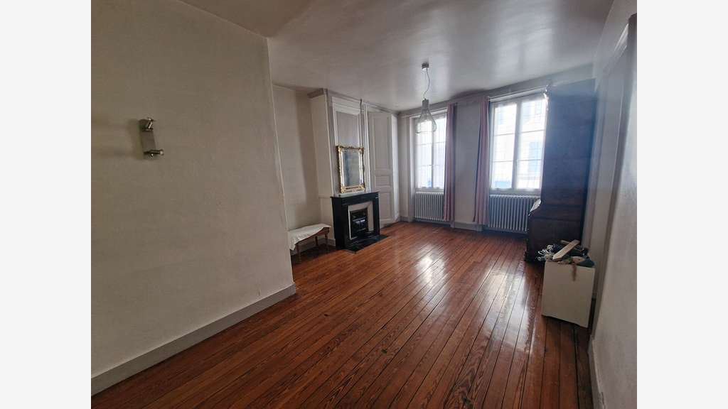 Vente ensemble immo de 500m² à rénover à Nantua