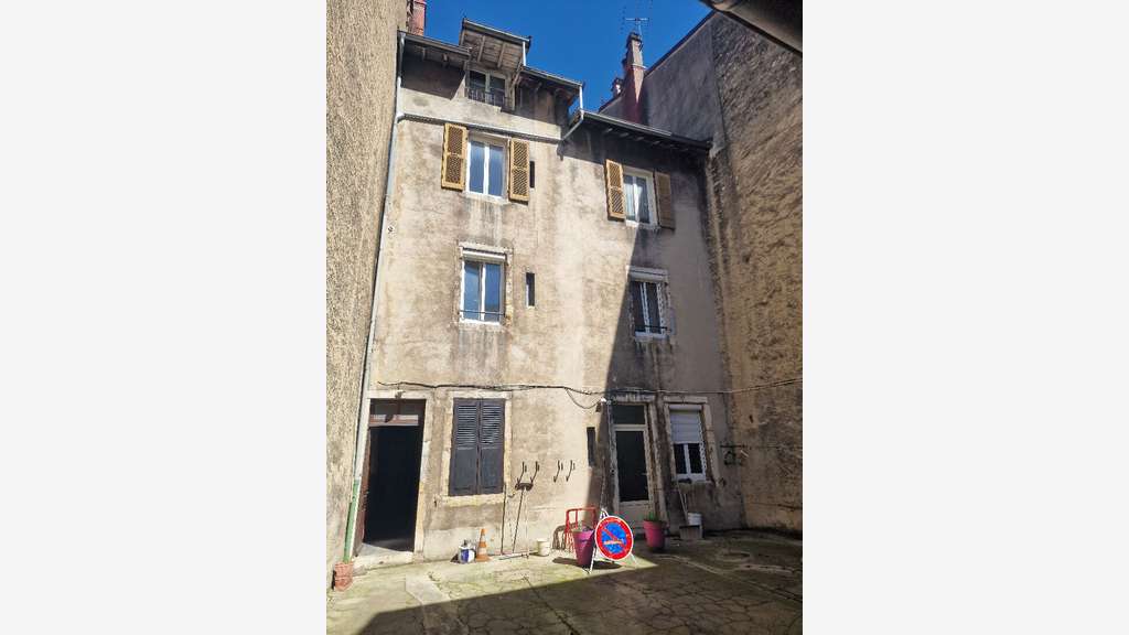Vente ensemble immo de 500m² à rénover à Nantua