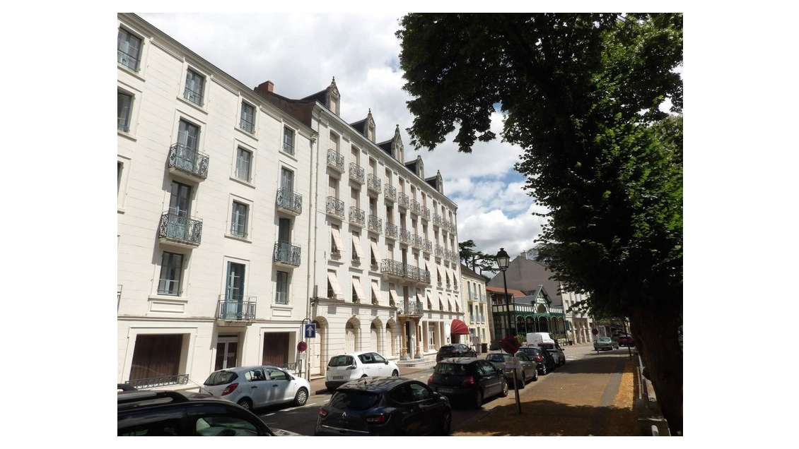 Immeuble ancien hôtel à vendre à Néris-les-Bains