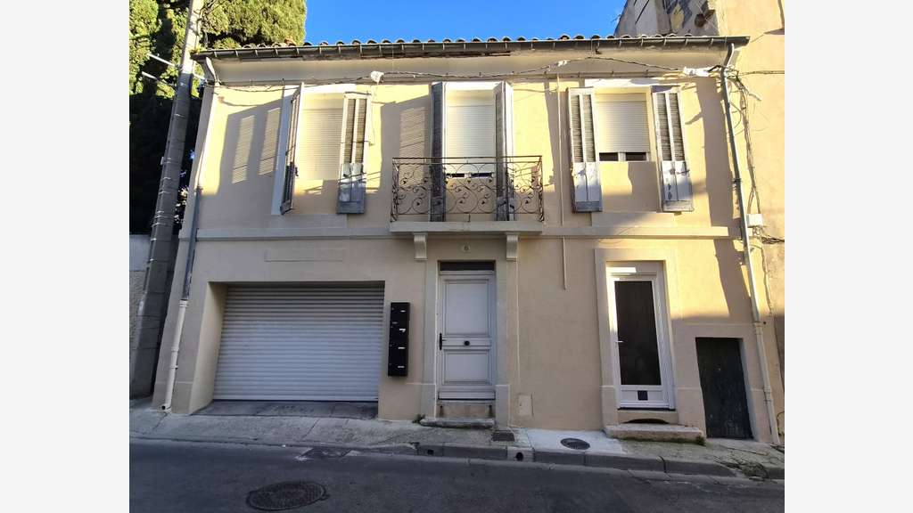 Immeuble avec 4 appartements et un garage à 