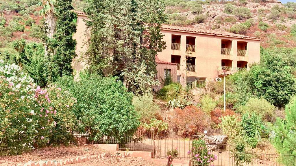 OSANI - Golfe de Porto, à vendre bâtiment de 9