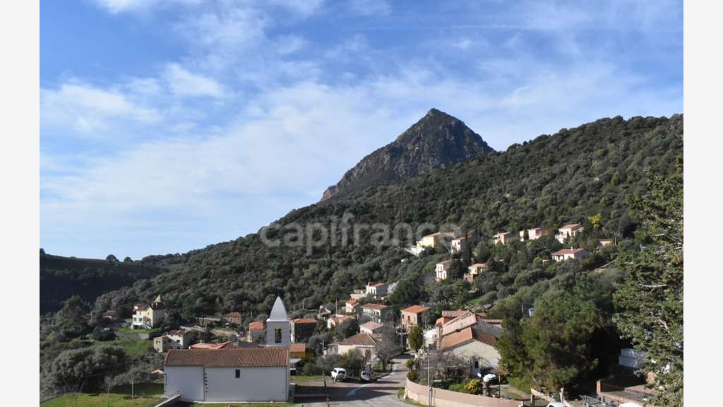 OSANI - Golfe de Porto, à vendre bâtiment de 9