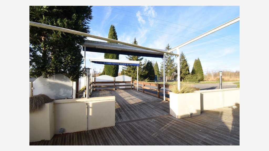 Appartement et local beaux volumes à Pargny