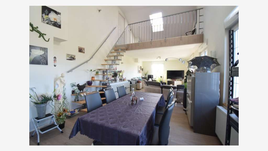 Appartement et local beaux volumes à Pargny