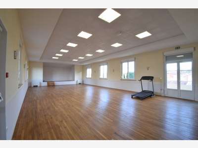Appartement et local beaux volumes à Pargny