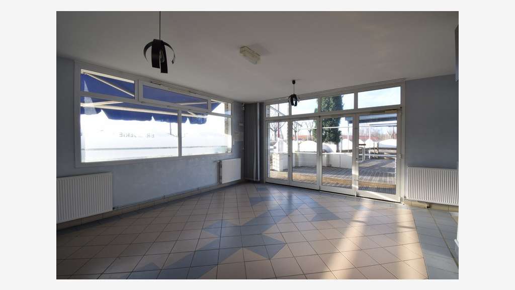 Appartement et local beaux volumes à Pargny