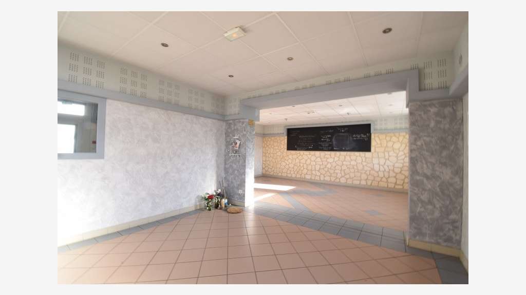 Appartement et local beaux volumes à Pargny