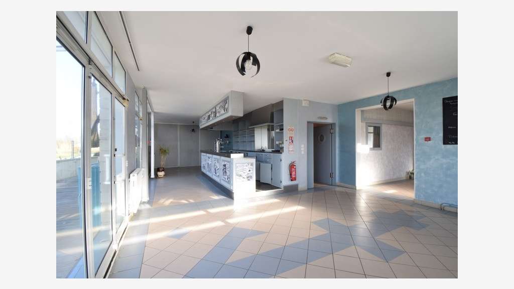Appartement et local beaux volumes à Pargny