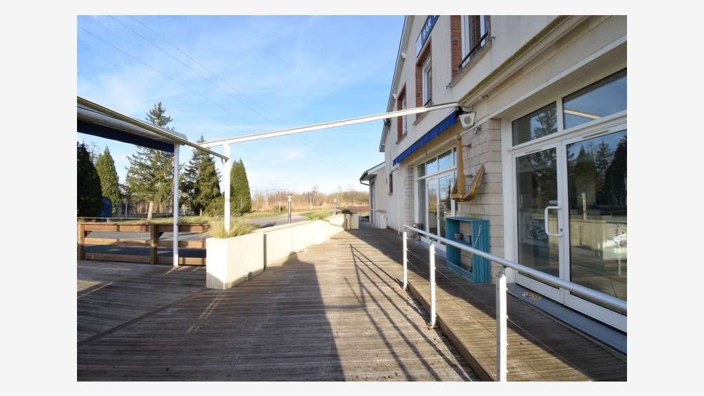 Appartement et local beaux volumes à Pargny