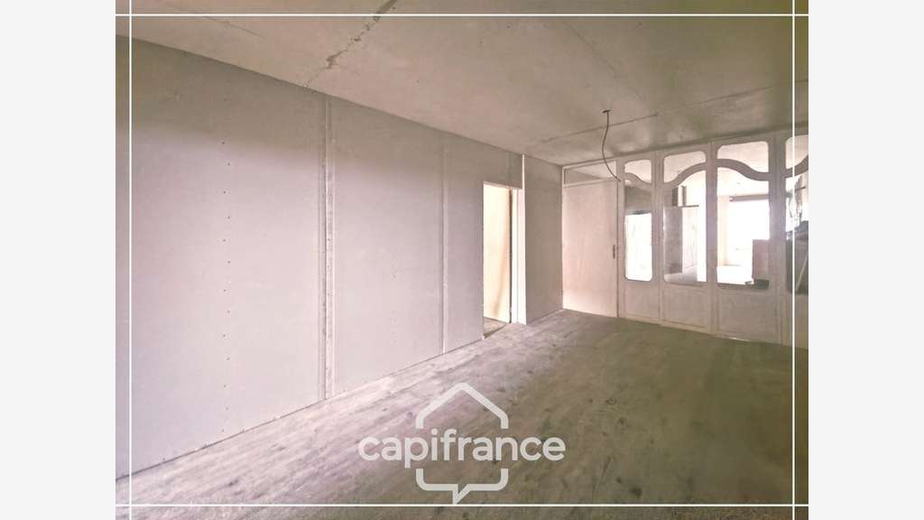 Immeuble en pierre à fort potentiel au centre de