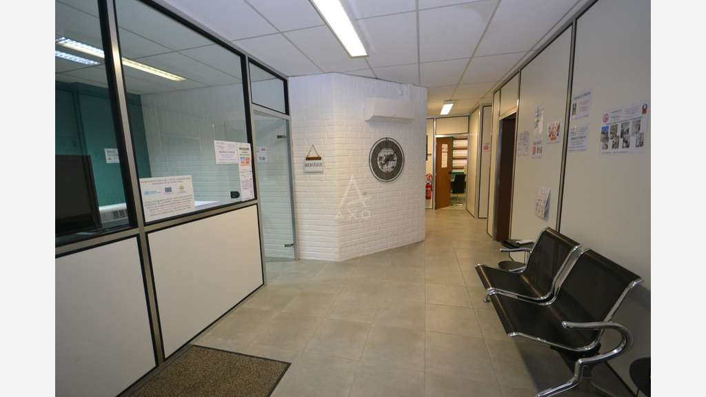 Ensemble bureaux locaux 330m² à Renescure