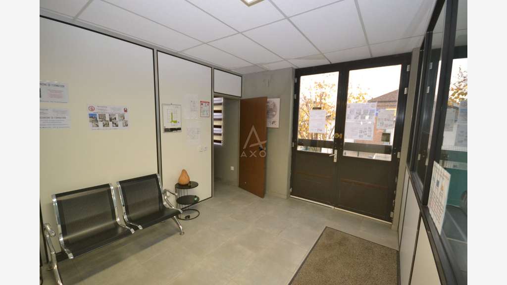 Ensemble bureaux locaux 330m² à Renescure
