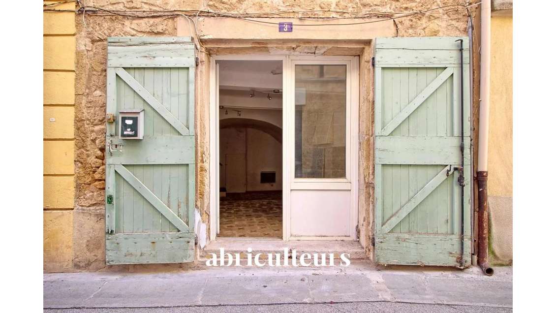 Immeuble polyvalent de 1688m² à vendre à Rognes