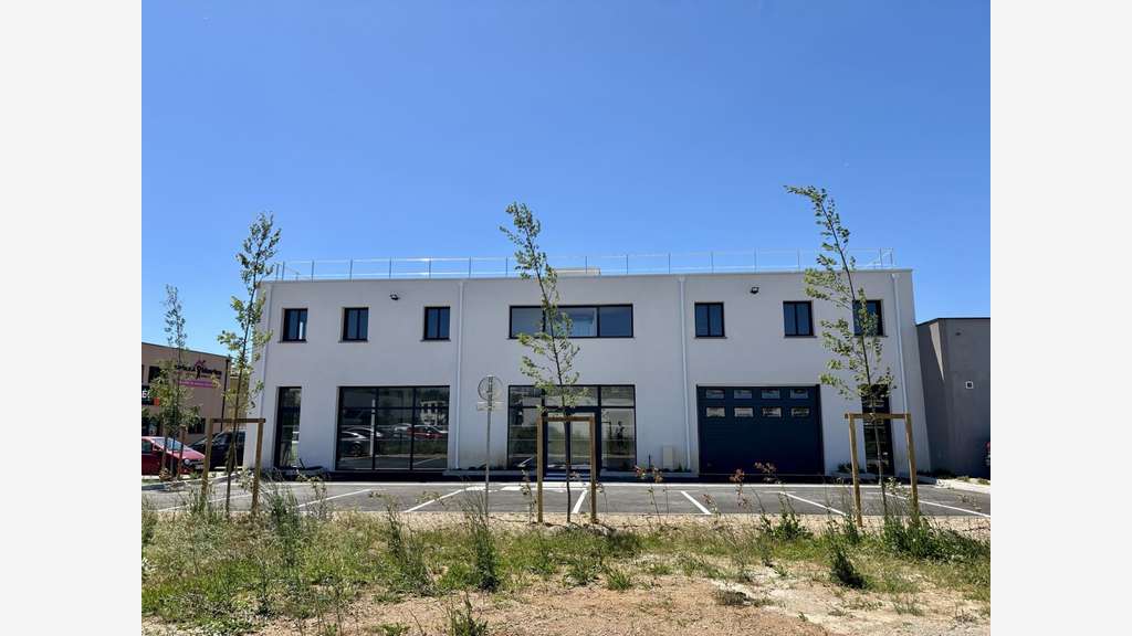 À VENDRE – Local commercial et espaces de santé
