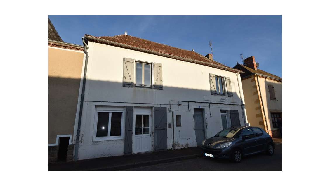 Immeuble à vendre à St Yan