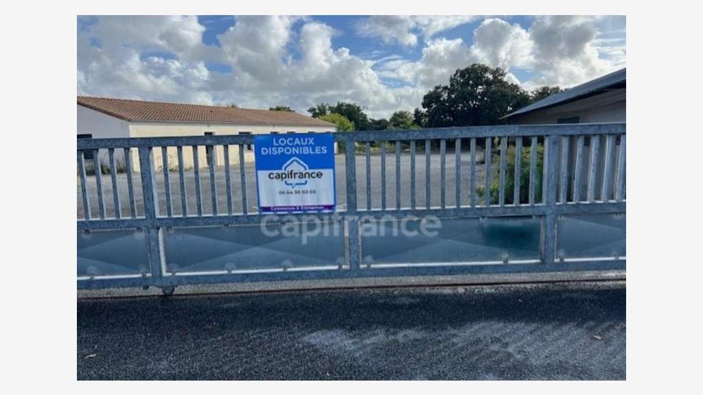 Vente ensemble immobilier à proximité de Saintes