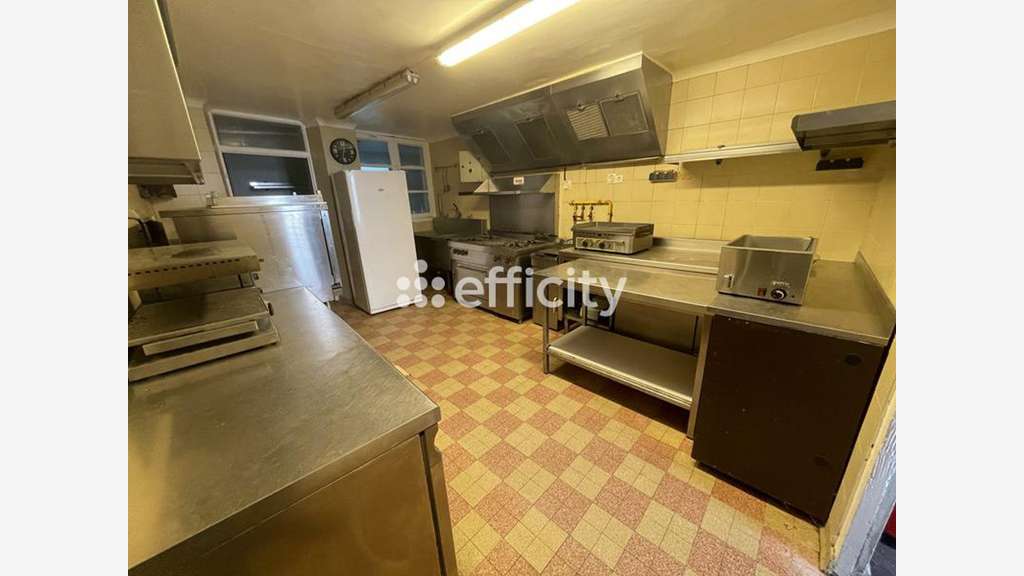 Vente local commercial + appartement à Voisenon