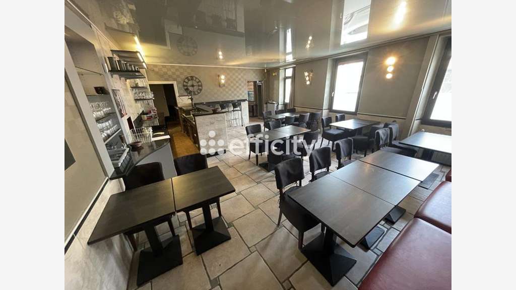 Vente local commercial + appartement à Voisenon