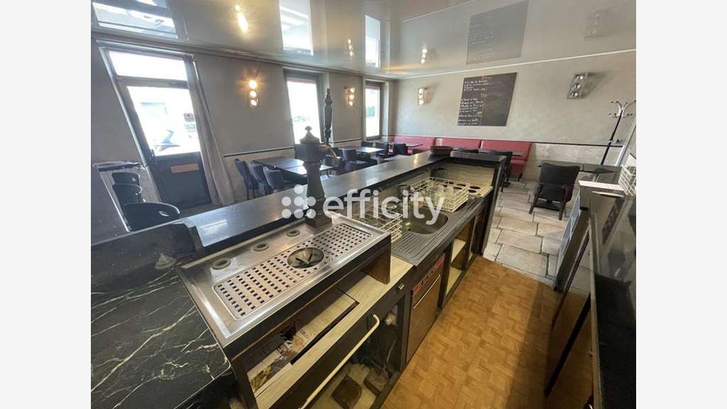 Vente local commercial + appartement à Voisenon