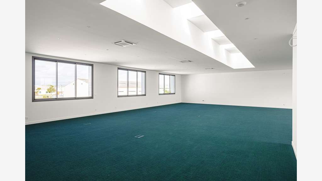 Bureaux premium RE2020 820 m² aménagés clé en main