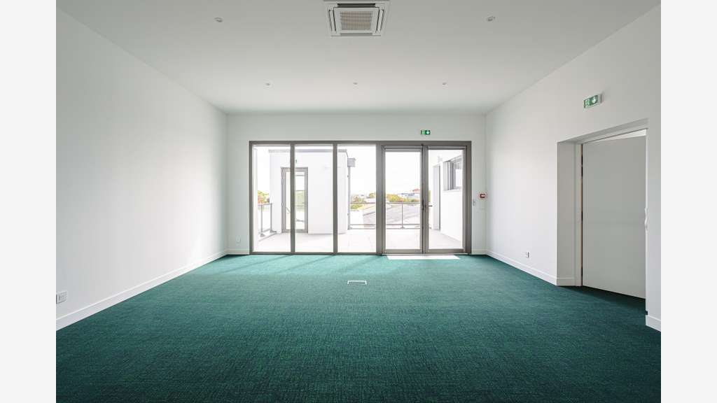Bureaux premium RE2020 820 m² aménagés clé en main