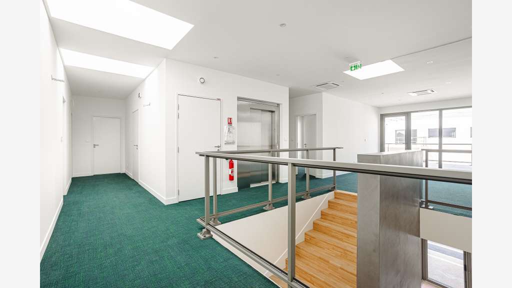 Bureaux premium RE2020 820 m² aménagés clé en main