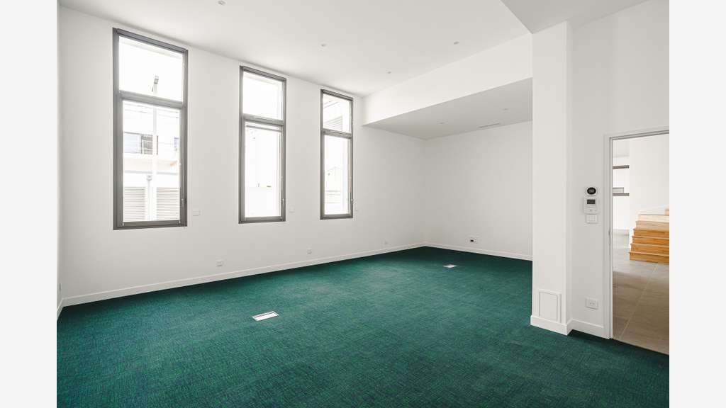 Bureaux premium RE2020 820 m² aménagés clé en main