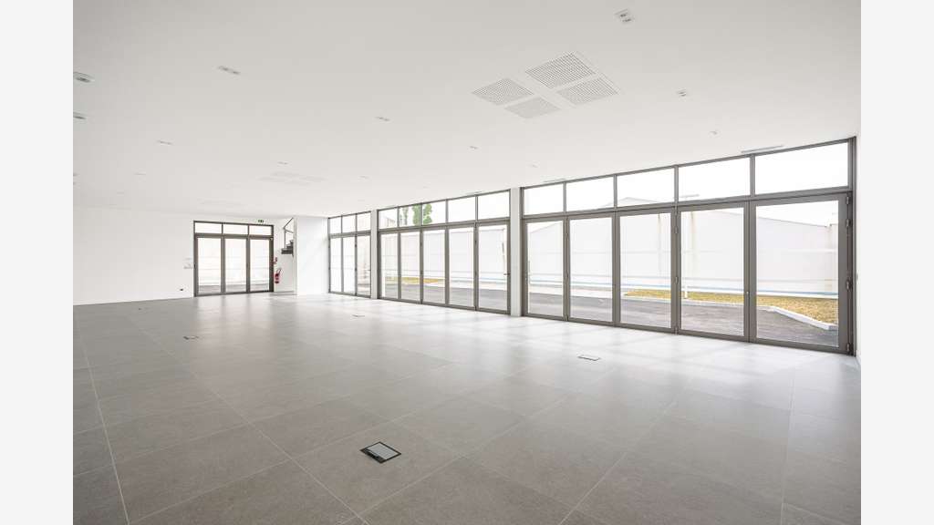 Bureaux premium RE2020 820 m² aménagés clé en main