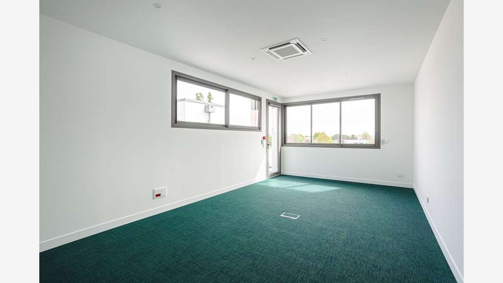 Bureaux premium RE2020 820 m² aménagés clé en main