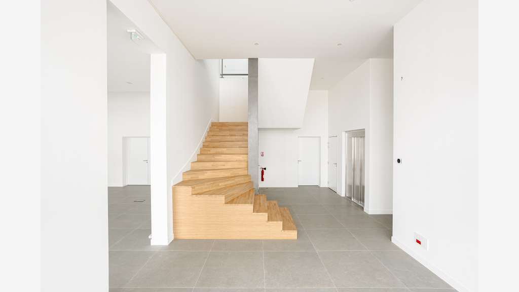 Bureaux premium RE2020 820 m² aménagés clé en main