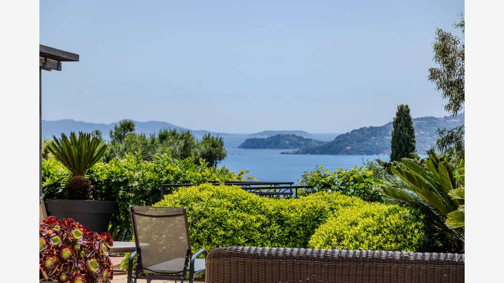 ENSEMBLE IMMOB. DE TOURISME- 3  APPARTEMENTS