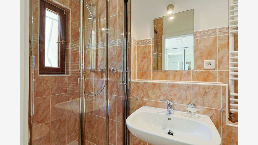 ENSEMBLE IMMOB. DE TOURISME- 3  APPARTEMENTS