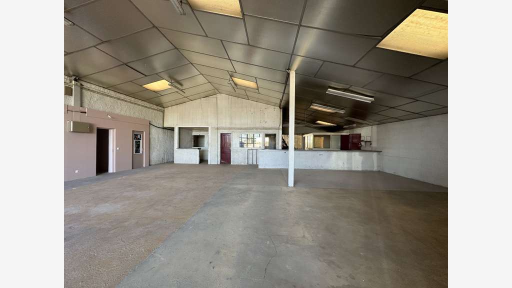 Ancien magasin et atelier de mécanique ZA Nogaro