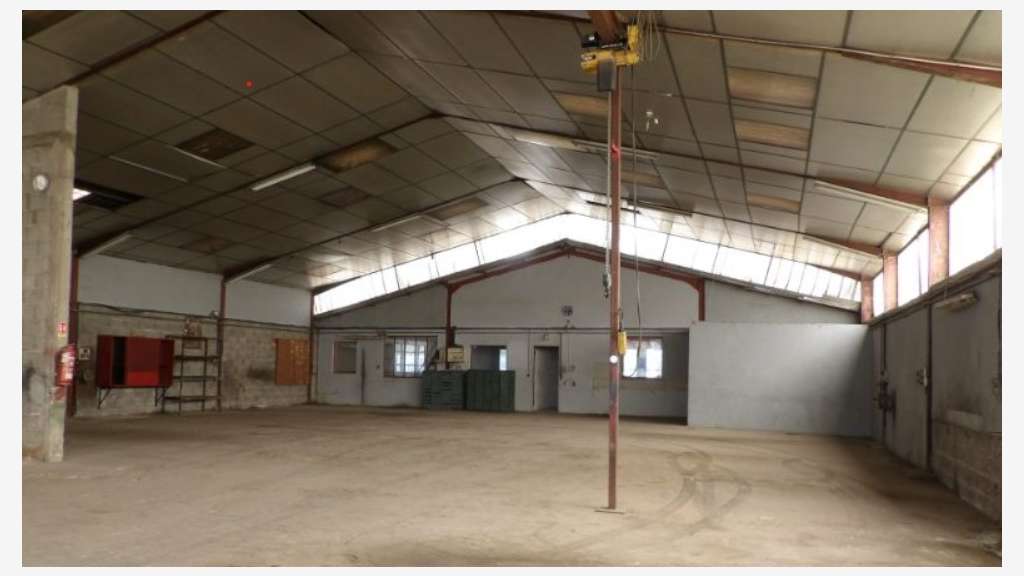 Ancien magasin et atelier de mécanique ZA Nogaro