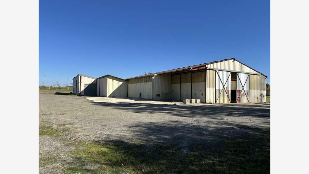Ancien magasin et atelier de mécanique ZA Nogaro