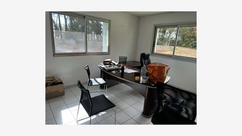 Entrepôt professionnel de 900 m2