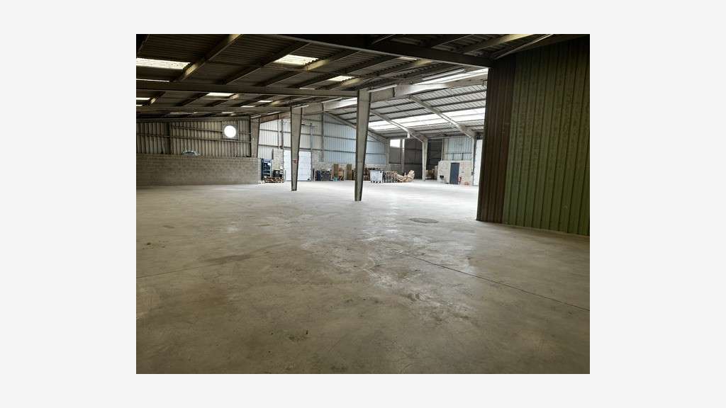 Entrepôt professionnel de 900 m2