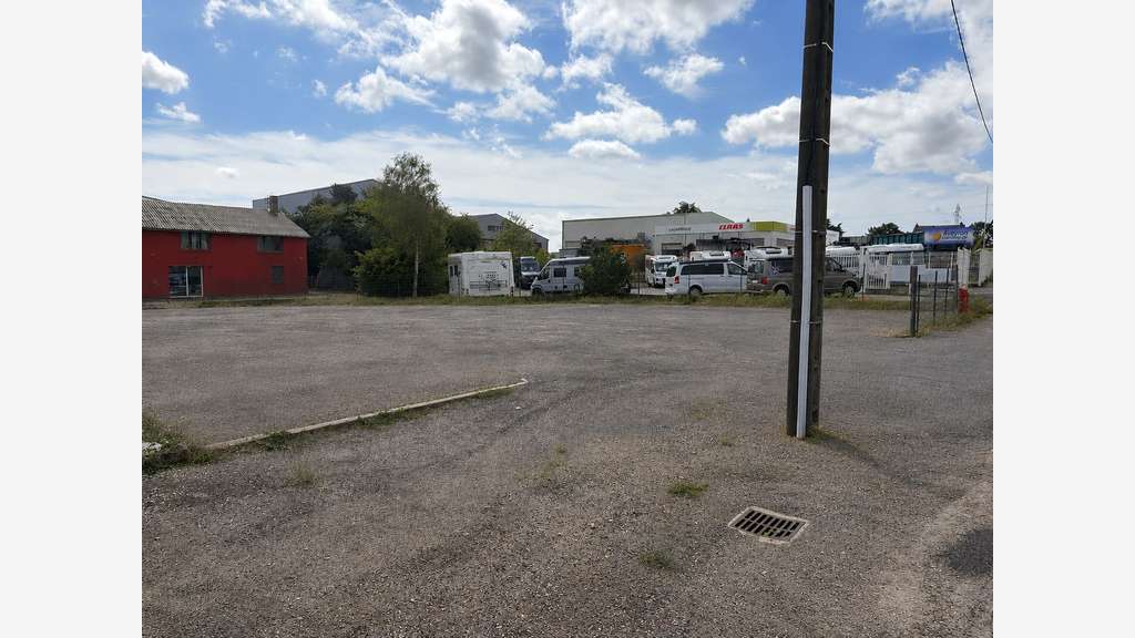 Ensemble immobilier mixte 500 m² + 2 logements