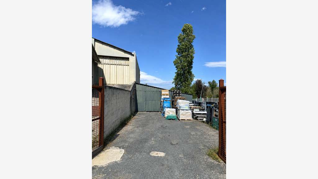 Ensemble immobilier mixte 500 m² + 2 logements